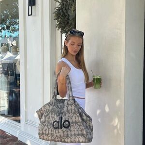ALO Yoga Patterned Tote Bag in Gray and White